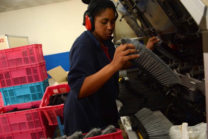 Labores de fabricación de escobas en la UEB de encerdados de la empresa Cepil de Ciego de Ávila, única de su tipo en el país, el 3 de octubre  de 2018. ACN FOTO/ Osvaldo GUTIÉRREZ GÓMEZ
