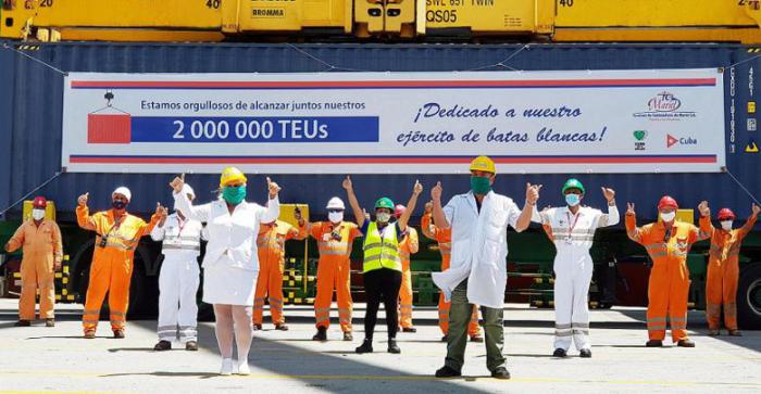 Trabajadores de la terminal manteniendo el distanciamiento físico y utilizando los elementos de protección personal recomendados.