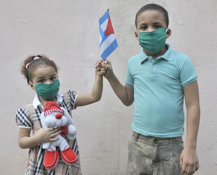 Protección contra Covid-19-Coronavirus,niña y niño con la bandera cubana.