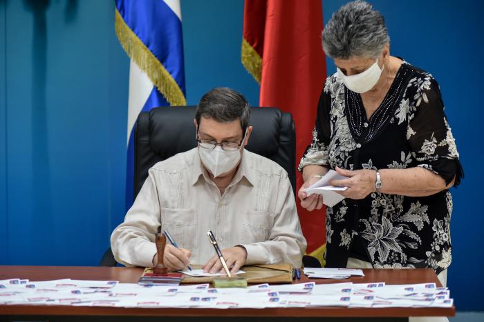 Celebración del Aniversario 60 del establecimiento de las Relaciones diplomáticas entre la República Popular China y la República de Cuba, preside el acto y la cancelación del de un sello, Bruno Rodríguez Parrilla, miembro del Buró Político del Comité Central del Partido Comunista de Cuba y ministro de Relaciones Exteriores y Chen Xi, embajador de la República Popular China, en el MINREX