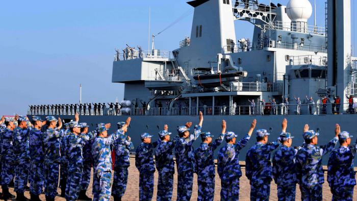 Soldados de la Armada del Ejército Popular de Liberación de China ven cómo un buque de reabastecimiento zarpa hacia el golfo de Adén frente a Somalia desde un puerto naval de Qingdao (Shandong, China), 3 de septiembre de 2020.