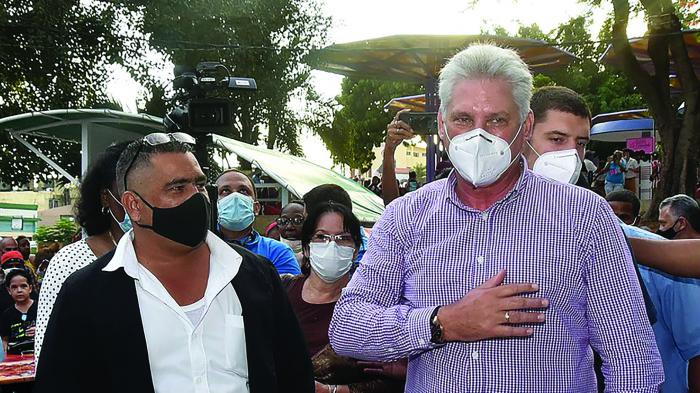 El Presidente y su equipo de trabajo llegaron a la nueva Planta de Cemento de Santiago de Cuba, una gran inversión que no ha parado, aun en medio de la crisis económica que enfrenta la nación, por todo lo que significa para su propio desarrollo. 