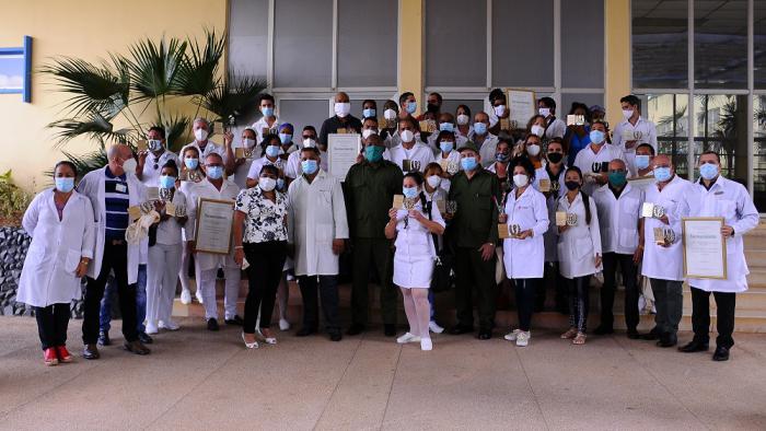 Una emotiva despedida dieron autoridades de Ciego de Ávila, en nombre del pueblo, a 58 integrantes del contingente de la salud que se encontraban en este territorio como parte de una misión que tenía como objetivo ayudar a contener la propagación de la COVID-19, enfermedad provocada por el coronavirus SARS-COV2.
Durante más de un mes permanecieron en la tierra de la piña más de 200 médicos, enfermeros y directivos de 11 provincias cubanas y, según trascendió en el encuentro, aún queda un pequeño grupo, en lo fundamental, especializado en las terapias intensivas.
En nombre de los homenajeados, Julio Yamel Verdecia Reyes, director del Hospital General Universitario Vladimir Ilich Lenin, dijo que se despiden del pueblo avileño siendo mejores médicos, enfermeros, tecnólogos, directivos…; mejores personas, porque desde el más mínimo espacio del territorio avileño también hicieron Patria.
«A partir de ahora, refirió, lo más importante es sostener en el tiempo lo que se ha logrado, mantener e