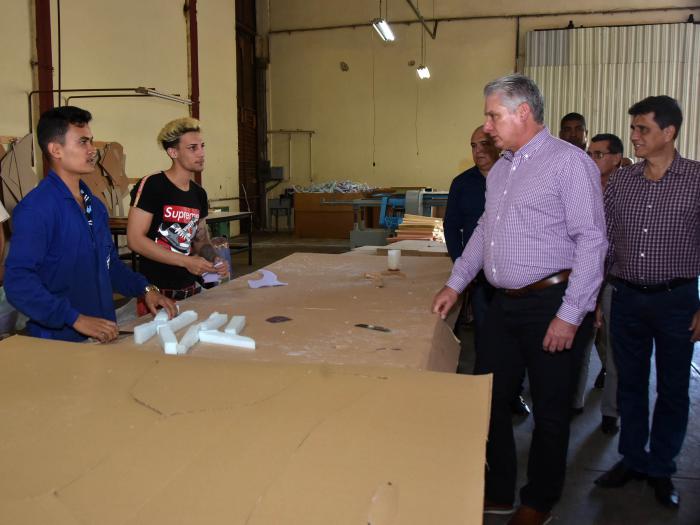 Sea cual sea el área en la que se desempeñan, los trabajadores tienen un alto compromiso con su labor dentro del proceso productivo, lo cual fue comprobado por el Presidente en su última visita a Las Tunas . FOTO: Estudios revolución.