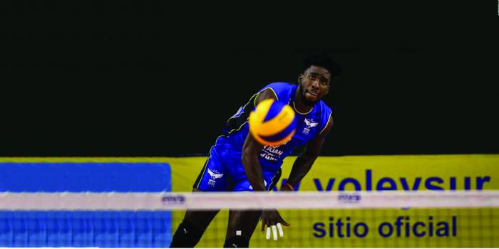 El atacador auxiliar Miguel Ángel López, a sus 23 años, va ascendiendo en el voleibol. Foto: PL