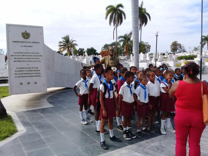 Ante el monumento funerario de «Perucho» Figueredo el homenaje desde las primeras edades. 