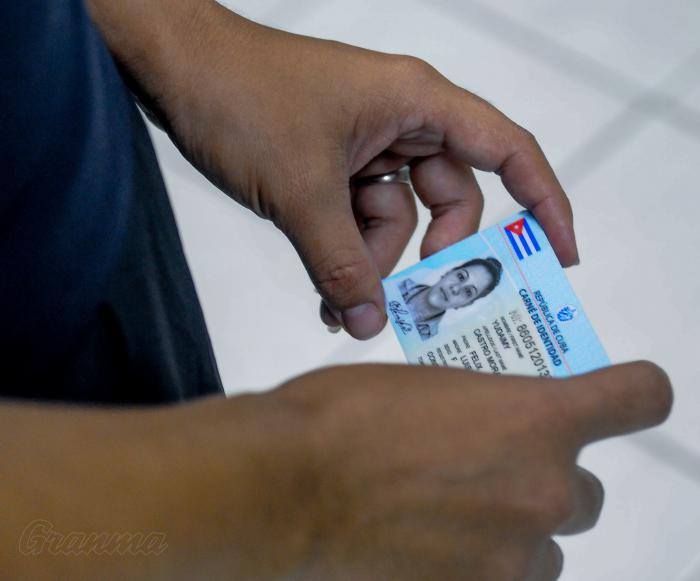 Con la Resolución 325, del Ministerio de Justicia, se persigue garantizar una mayor utilización del carné de identidad por las autoridades administrativas en los trámites de la poblaciónal relativas al estado civil.