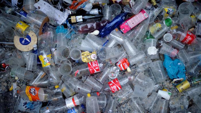 La nueva técnica rompe los enlaces que soportan las cadenas de polímeros, convirtiendo el plástico sólido en un líquido de cual se extraen precursores para elaborar distintos productos químicos