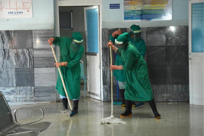 Intensas jornadas de higienización matizaron el trabajo en el Hospital Antonio Luaces Iraola, de la ciudad de Ciego de Ávila. 