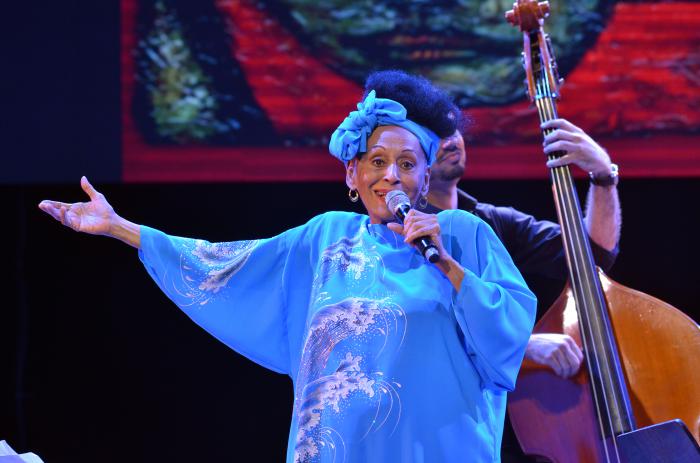 Concierto de Roberto Fonseca, su grupo Temperamento y Omara Portuondo, presentando el CD Magia Negra, en el Teatro Mella. La Habana, Cuba.
