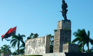 plaza-che-banderas-cubana