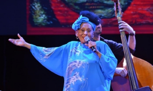 Concierto de Roberto Fonseca, su grupo Temperamento y Omara Portuondo, presentando el CD Magia Negra, en el Teatro Mella. La Habana, Cuba.