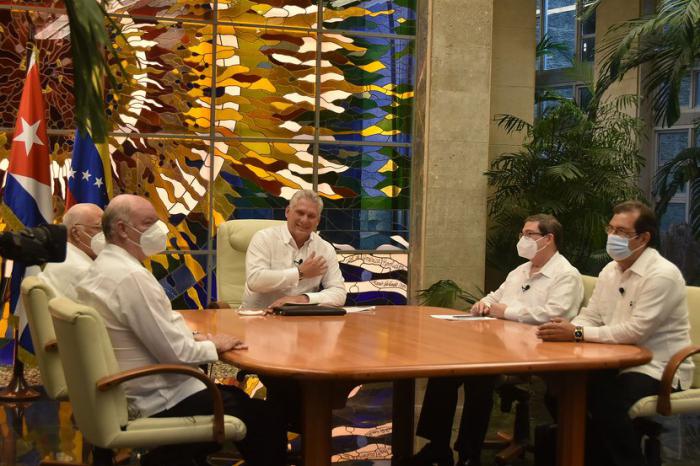 Deseo solo acogerme al derecho que Martí legó a los cubanos: experimentar una enorme admiración por Venezuela (...). 