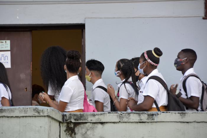 Reinicio del curso escolar en tiempos de pandemia de la COVID-19 en la provincia de La Habana. Escuela SB Antonio Maceo en la calzada de Buenos Aires en el Cerro.