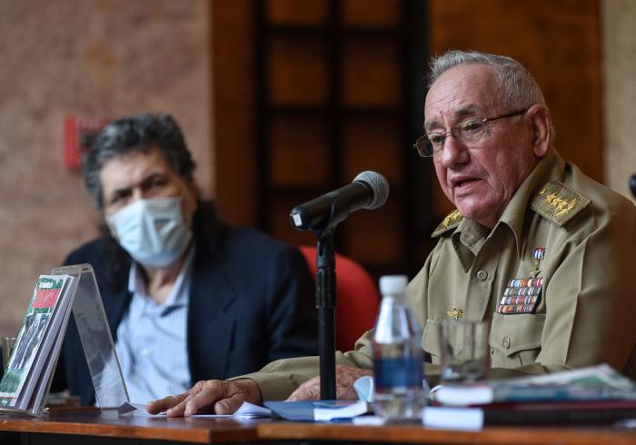 Preside el General de Cuerpo de Ejército Ramón Espinosa Martín (D); Viceministro de las Fuerzas Armadas Revolucionarias y protagonista de la gesta internacionalista; Abel Prieto (I); presidente de la Casa de las Américas y Rigoberto Santiesteban Reina; director de la Casa Editorial Verde Olivo; presentación del Libro ¨Batalla de Cabinda¨; cancelación del sello aniversario 45 de la MMIC en la RPA ¨Operación Carlota¨; en la Sala Universal de la FAR; en el MINFAR