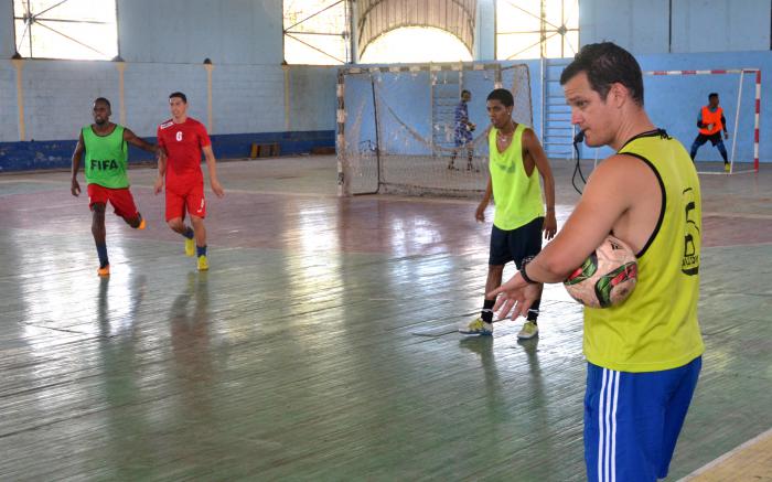 Isvén Román lleva cinco años como preparador físico del equipo nacional de fútsal. Foto: Yander Zamora