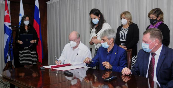 Firma de nota simbólica de donación de Rusia al Programa de Alimentación de Cuba, con la participación de Rodrigo Rodríguez Malmireca, Ministro de Comercio Exterior; Exmo. Sr. Andrei Guskov, embajador de la República de Rusia; Sr. Paolo Mattei, representante del PMA y Ana Teresita González, Viceministra de Comercio Exterior, desarrollado en el MINCEX, esquina de Infanta y 23, Vedado, Plaza.