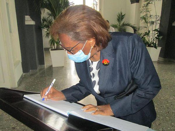 Rinde tributo a Fidel la Embajadora de Angola en Cuba. Foto de Carlos Johann González