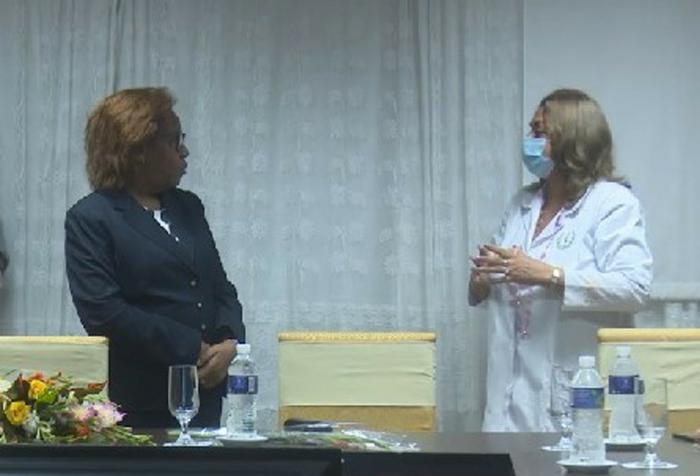 Durante su visita al Agostinho Neto, la embajadora angolana supo que 30 profesionales de esta institución prestan ayuda médica en suelo angolano. Foto: Tomada de Solvisión
