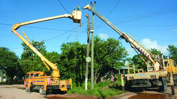 Los avileños recuperaron hasta las 4:00 p.m.ide este domingo el 50 % de las averías al sistema eléctrico, toda vez que Eta dejó sin corriente a ocho de los diez municipios. Foto: osvaldo gutiérrez/acn