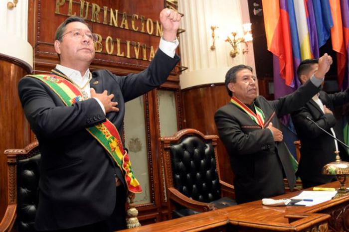 Al recibir la banda presidencial, Luis Arce afirmó que varios proyectos sociales se pondrán en marcha en los próximos meses. foto: Prensa Latina