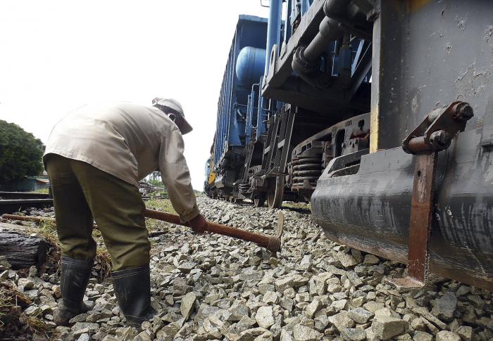 Del restablecimiento de la circulación de trenes nacionales se encargaban los avileños, luego de reparar los cien metros de la vía central, dañados por las lluvias. 