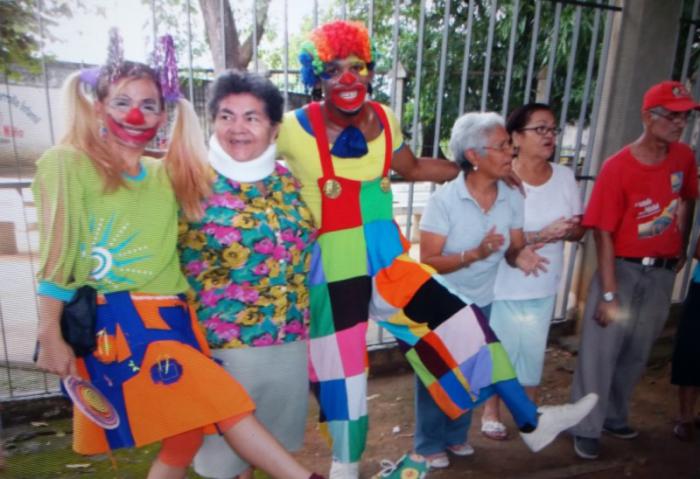 Misión Cultura Corazón adentro-Los programas educativos en venezuela incluyen atencion a los niños- al centro, estido de payaso, Yasiel Fabá García en plena laborol cultural.