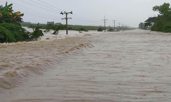 En Trinidad, el impresionante desbordamiento de los ríos Caracusey y Agabama cortó, desde horas tempranas, la circulación por el Circuito Sur. Foto: Yoán Pérez
