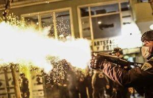 Manifestantes y observadores han denunciado el desproporcional empleo de tácticas y técnica antidisturbios por parte de la policía para reprimir las protestas