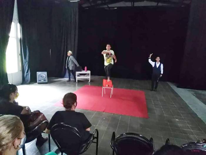 Los jóvenes actores asumen Gelatina, texto y puesta de Rafael González, director general de Teatro Escambray. 