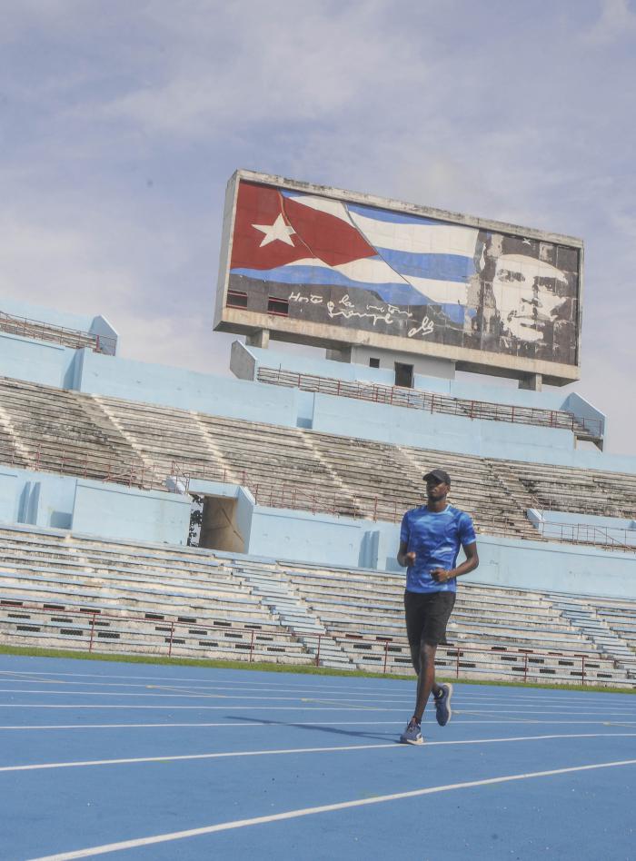 Estadio Panamericano. Entrenamiento del equipo nacional de atletismo. Luis Enrique Zayas, atleta de salto de altura