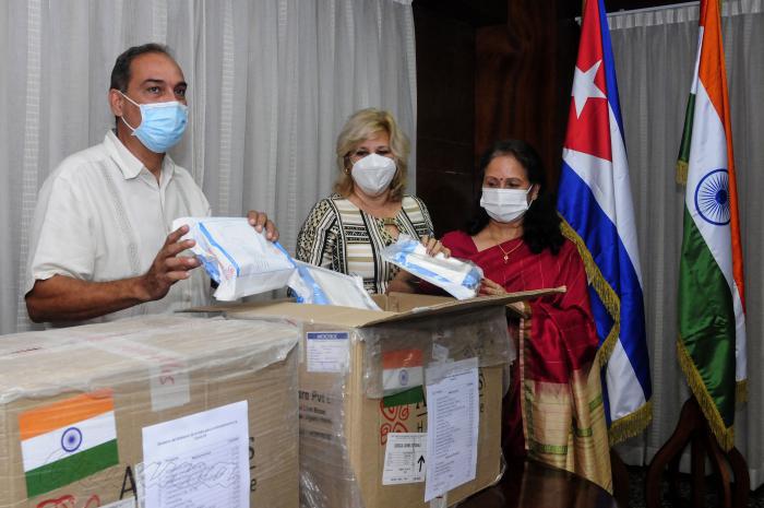 Recibe Cuba donativos de utencilios y equipos médicos de la India, presidido por Ana Teresita González Fraga, Viceministra del MINCEX y la Exma. Sra. Madhu Sethi, Embajadora de la India en Cuba