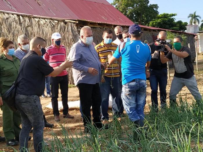 Marrero Cruz recorrió la zona de Banao, fuertemente abatida por la tormenta. Foto: estudios revolución