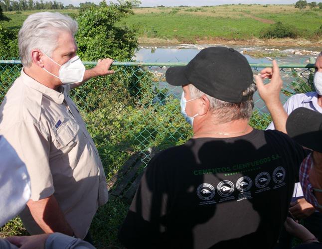 Díaz-Canel constató los daños causados por las intensas lluvias en el municipio de Cumanayagua. 
Foto: Estudios Revolución