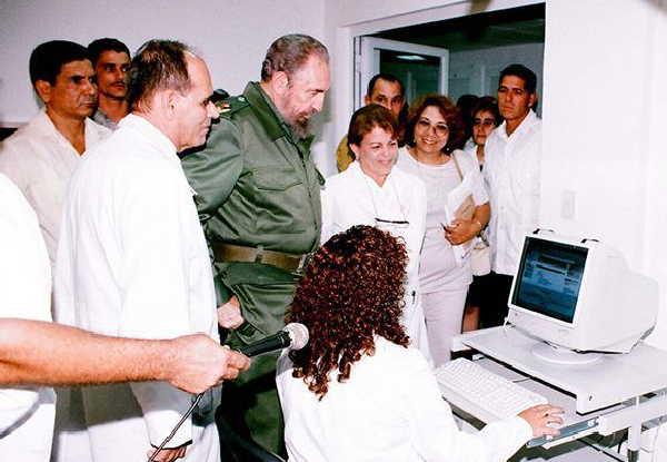 Fidel en el Centro de Ingeniería Genética y Biotecnología, inaugurado el primero de julio de 1986.