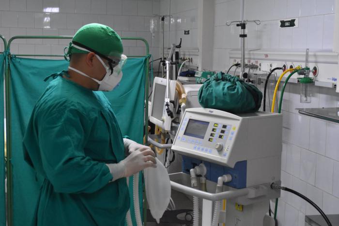 Las unidades de cuidados intensivos en Cuba recibirán un plan inversionista para su modernización y desarrollo, de acuerdo con las exigencias actuales. foto: Carlos rodríguez torres