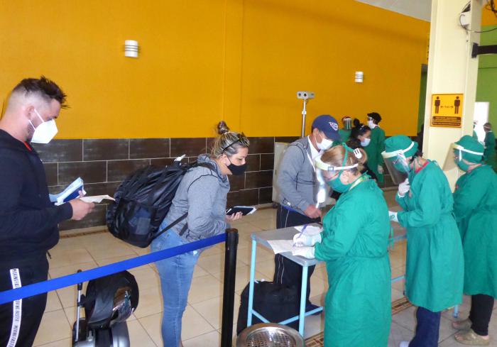 Una vez dentro del salón de inmigración del aeropuerto, se procede a revisar la declaración 
de sanidad de los viajeros.