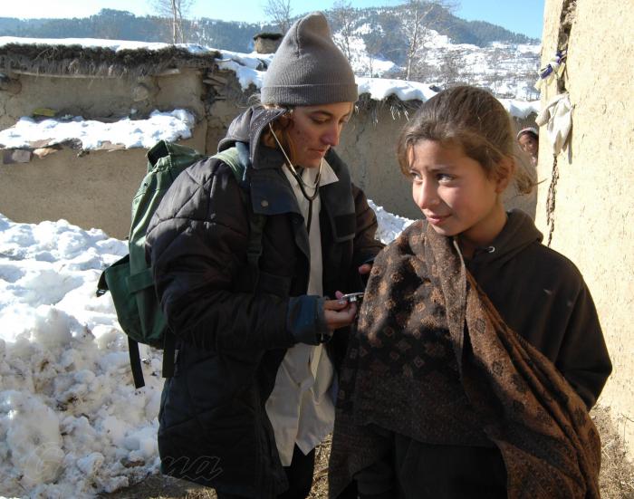 «Descubrir al otro (...). De esa fuente subjetiva brota la energía que debería mover a la humanidad: 
el amor». En la imagen, médicos cubanos en Pakistán, tras el terremoto de 2006. FOTO: Juvenal Balán
Publicada: 09/01/2006
Inte1238