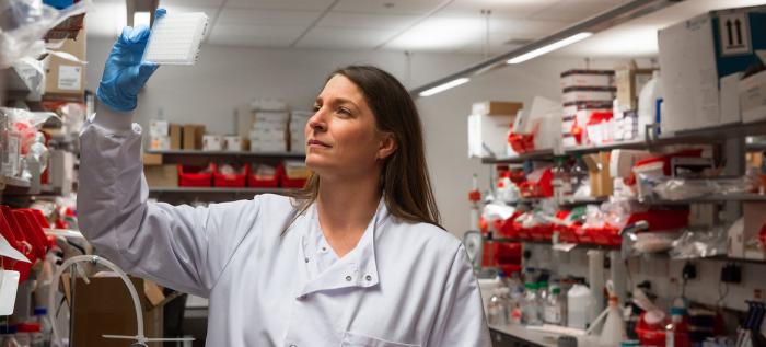 Los científicos de la Universidad de Oxford dicen que la vacuna que están desarrollando produce una fuerte respuesta inmune entre los pacientes