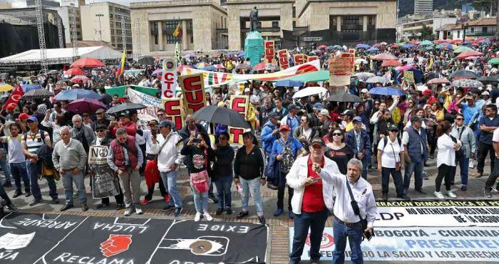 En las principales plazas públicas de Colombia, los manifestantes exigen que se cumplan los acuerdos de paz. 
