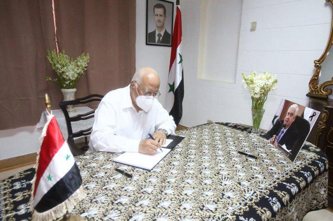 El viceprimer ministro de Cuba Ricardo Cabrisas firma libros de condolencia en Embajada de Ghana y Siria.