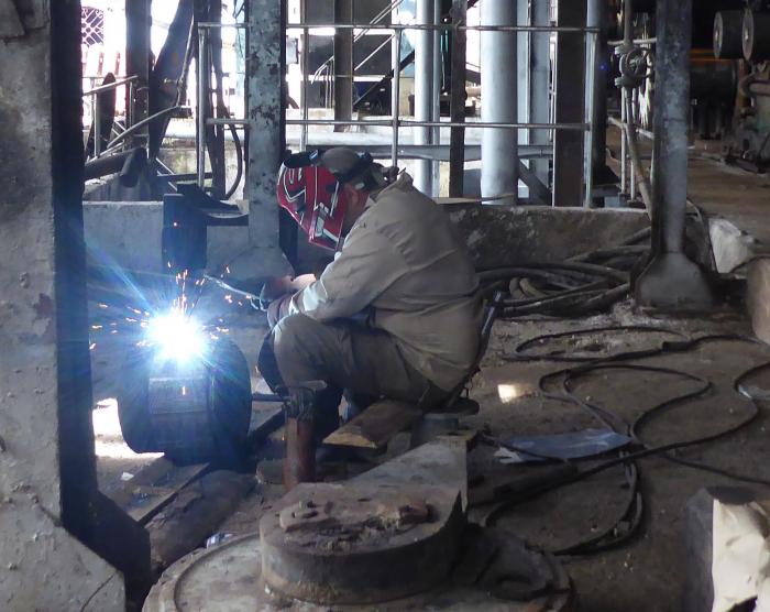 En solo 20 días se realizó el desarme completo del ingenio y todas las áreas lograron el máximo de puntuación en el examen de las normas técnicas, refiere Fidel Carballea Socorro, director del central Jesús Rabí. Foto del autor 