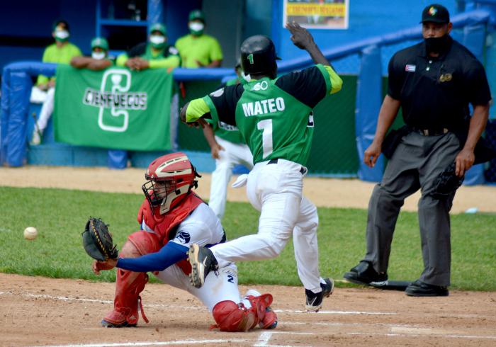 Impulsar carreras es una de las funciones esenciales del bateador emergente. 
foto: ricardo lópez hevia