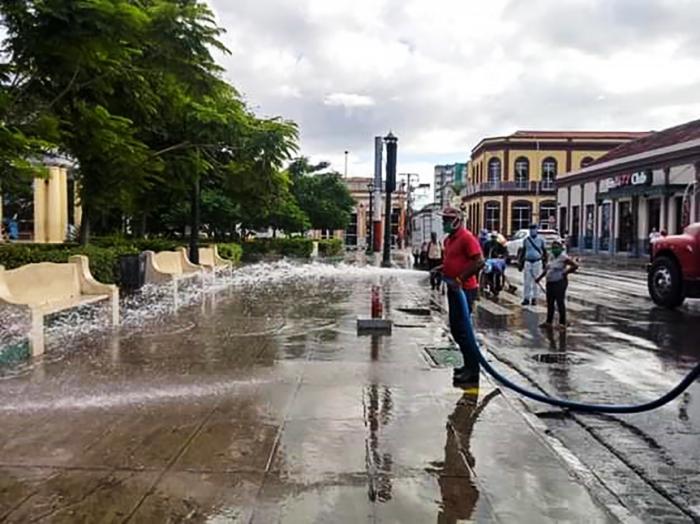 Intensas jornadas de día y de noche ha requerido la desinfección en Altamira y de sitios más concurridos de Santiago de Cuba. Foto: Rocío López Pardo