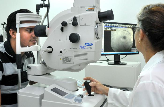 Centro internacional de Retinosis Pigmentaria, hospital Camilo Cienfuegos. (foto Jorge Luis Gonzàlez) 9-3-17 Reti10N9 Modernos equipos opera la Licenciada Milagros Sierra Hernández.