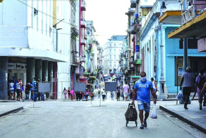 Desde el 8 de mayo los cinco consejos populares de Centro Habana entreron en un regimen de aislamiento social; estas imagenes son del 12 de mayo; neptuno y Galiano