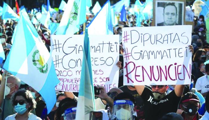 Ante la solicitud de la población, Giammattei anunció que el Gobierno decidió invocar la Carta Democrática de la desprestigiada Organización de Estados Americanos. 