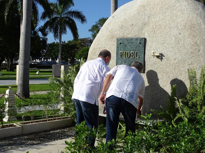 El homenaje a Fidel en nombre del pueblo cubano fue encabezado por Lázaro Expósito y Manuel Falcón. Foto del autor