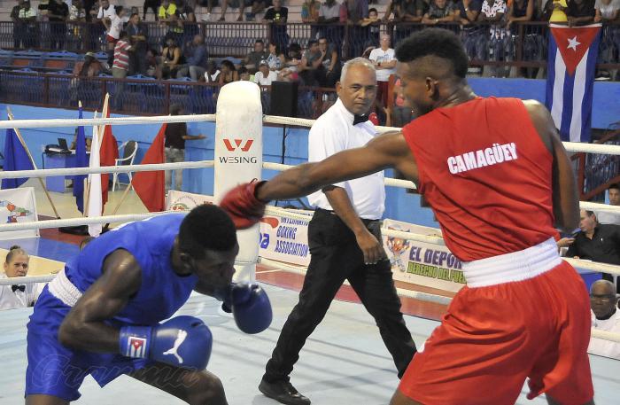 Yainier Areu (derecha) y Yoenlis Hernández se encuentran muy parejos de cara a ser uno de ellos el número uno en los 75 kg. Foto: Ismael Batista Ramírez.