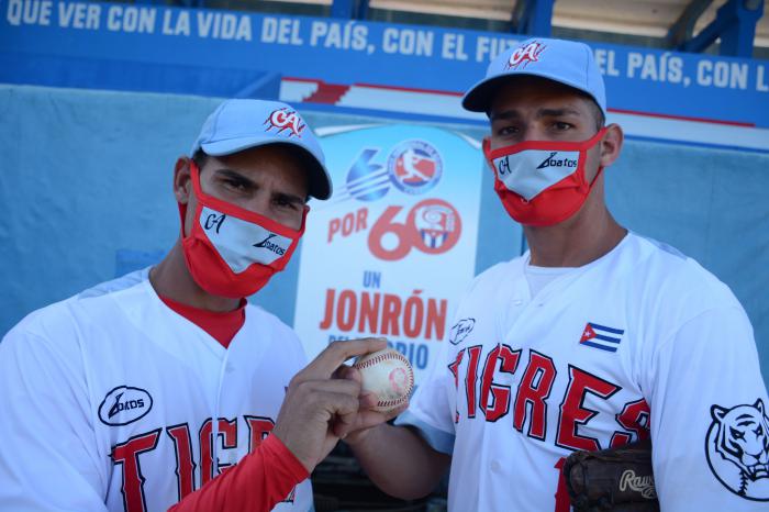Luis Alberto Marrero (izquierda) y Arnaldo Ramírez, los dos últimos avileños en propinar dos juegos de cero-jit-cero-carrera. Foto: Osvaldo Gutiérrez